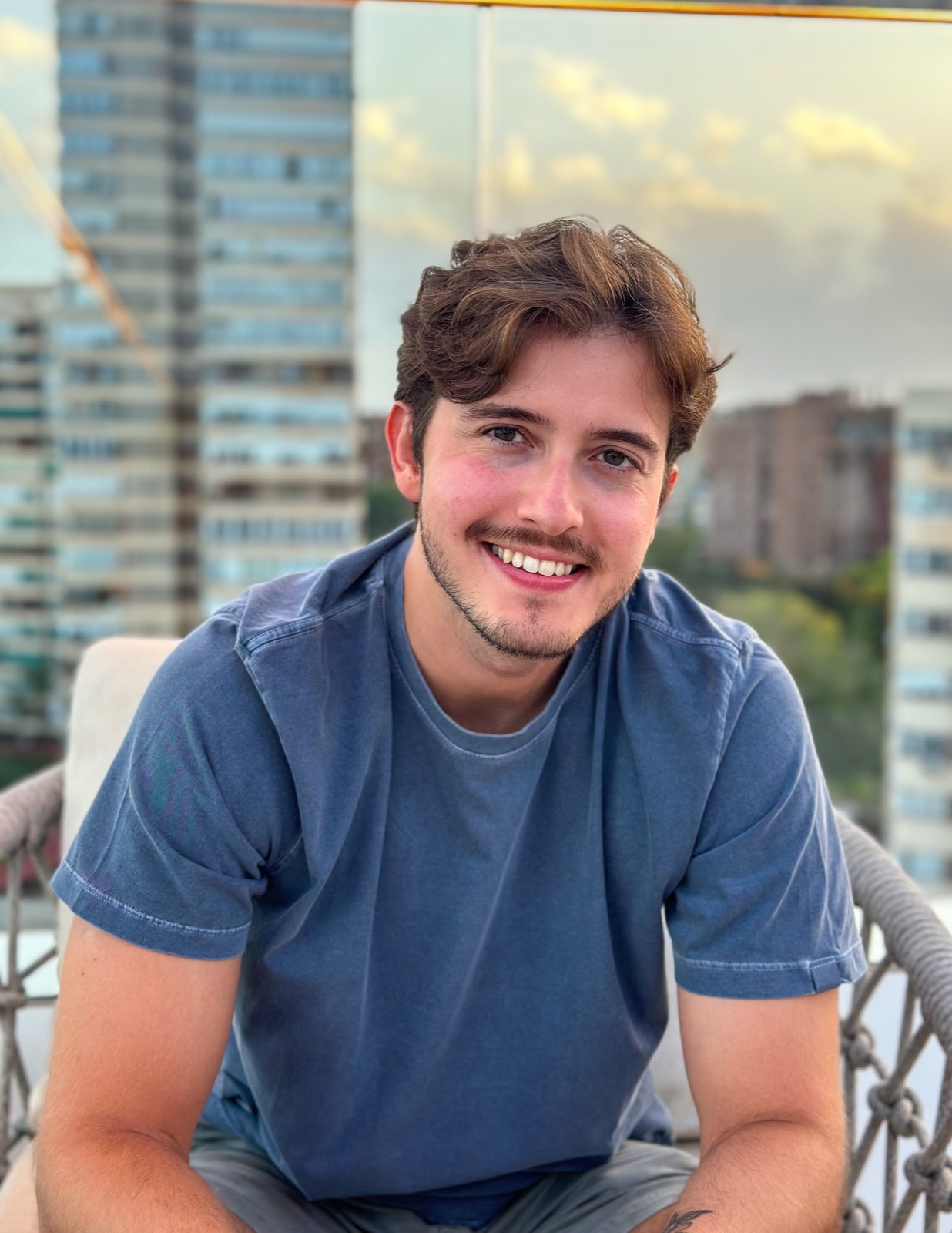 Retrato de Caio Alves sorrindo